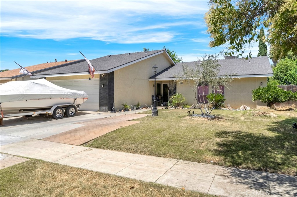 4883 E Geary St, Fresno, CA 93725