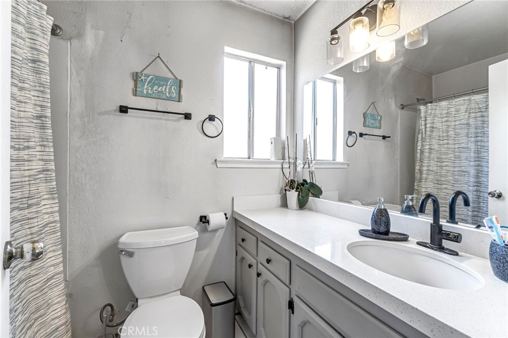 4883 E Geary St, Fresno, CA 93725