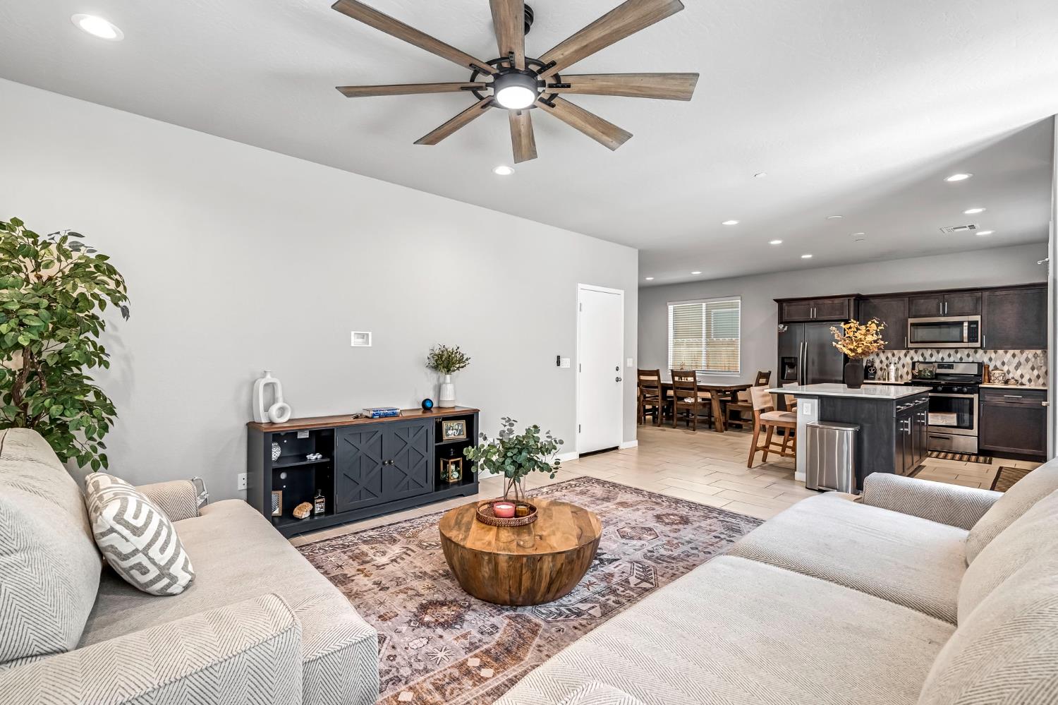 6122 W Swift Ave, Fresno, CA 93723