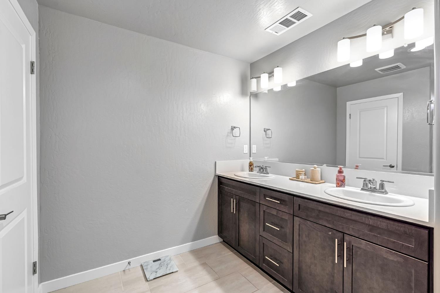 6122 W Swift Ave, Fresno, CA 93723