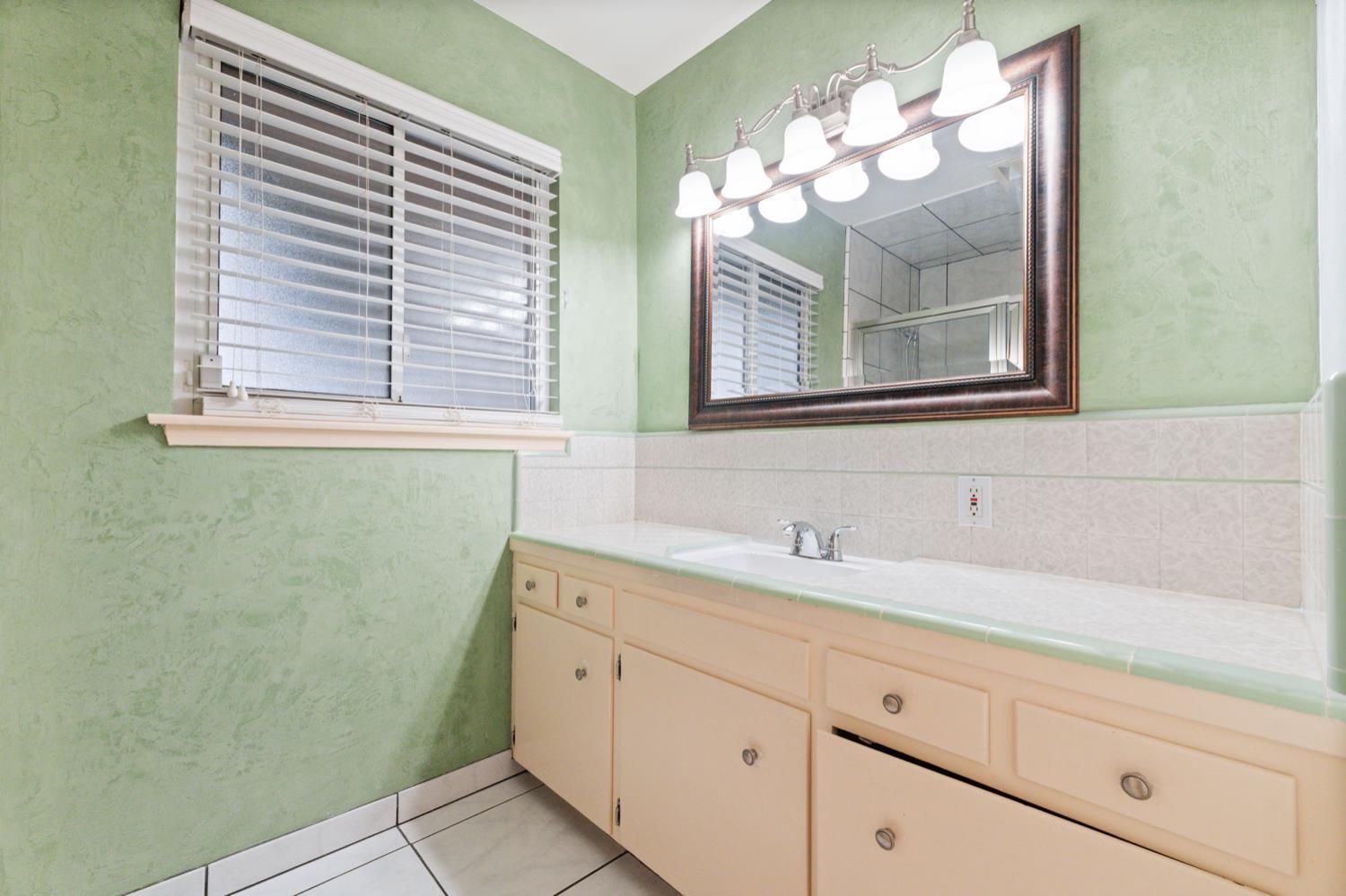 1421 W Michigan Ave, Fresno, CA 93705