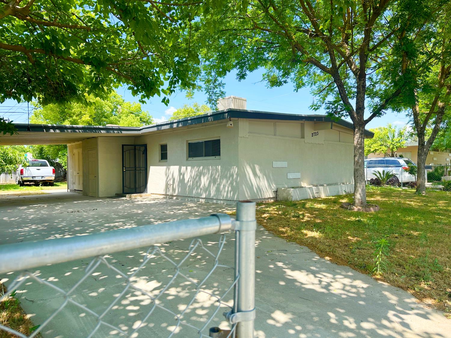 2723 E Lansing Way, Fresno, CA 93726