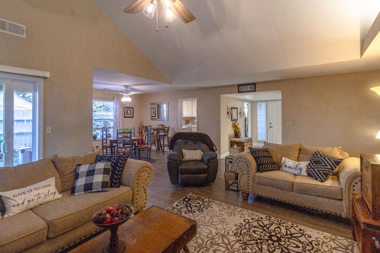 1204 E Salem Ave, Fresno, CA 93720