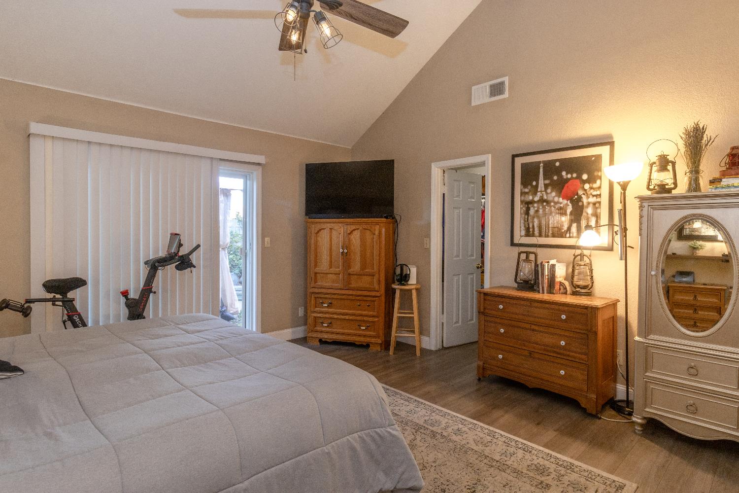 1204 E Salem Ave, Fresno, CA 93720