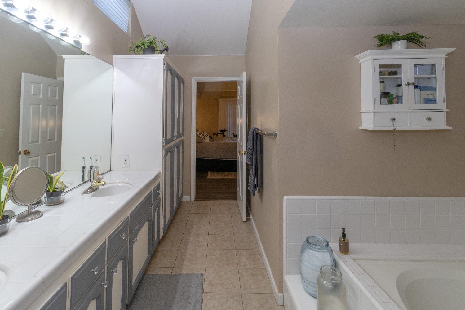 1204 E Salem Ave, Fresno, CA 93720