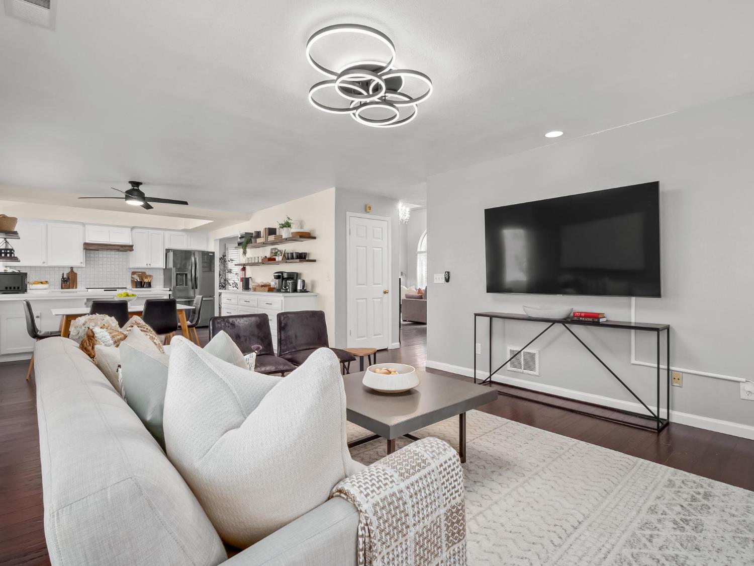 962 E Buckhill Rd, Fresno, CA 93720