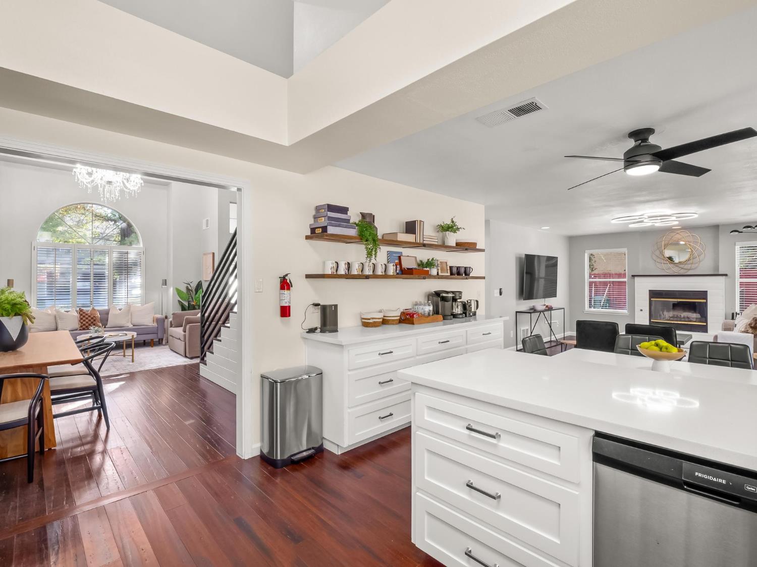 962 E Buckhill Rd, Fresno, CA 93720