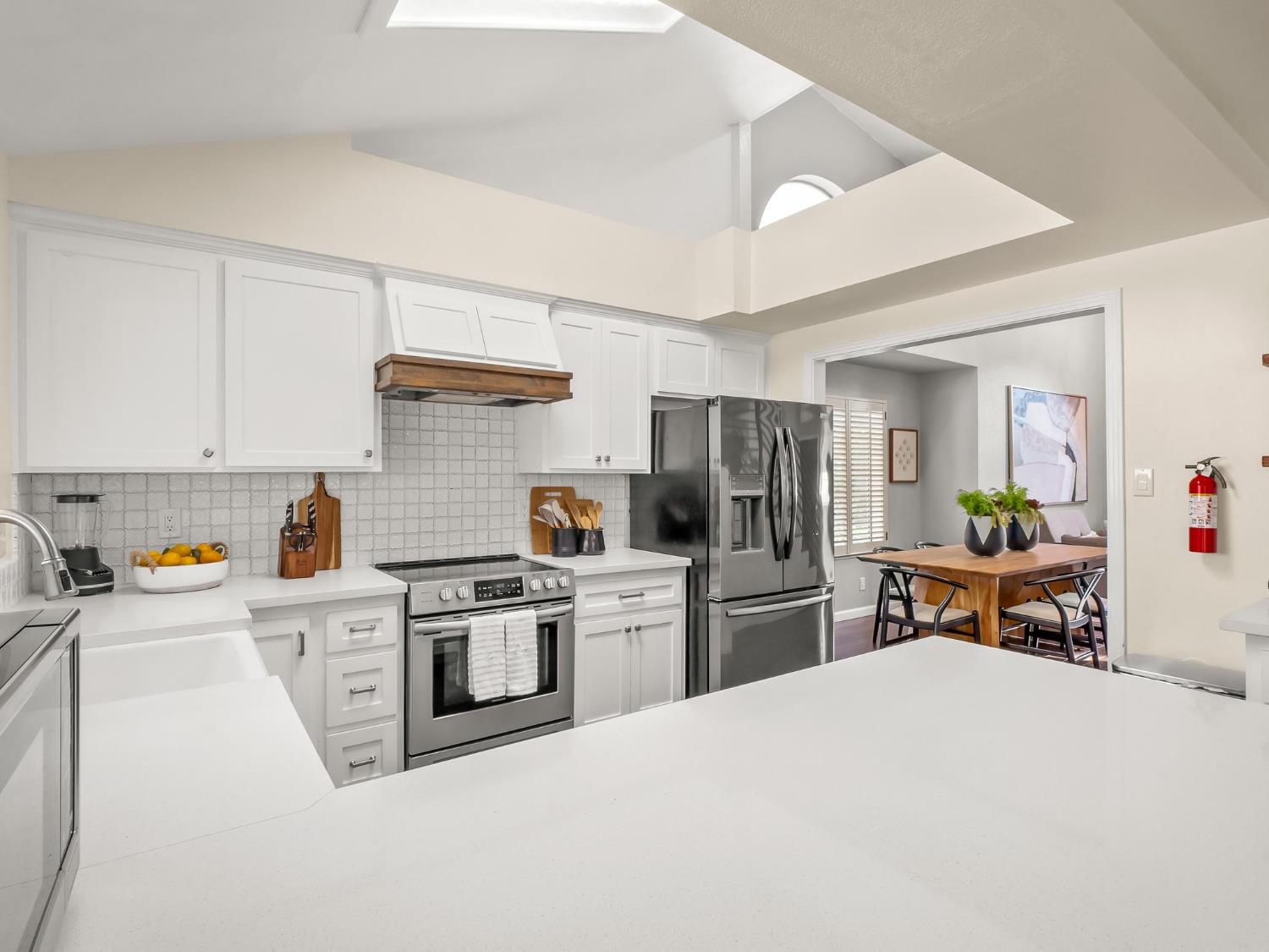 962 E Buckhill Rd, Fresno, CA 93720