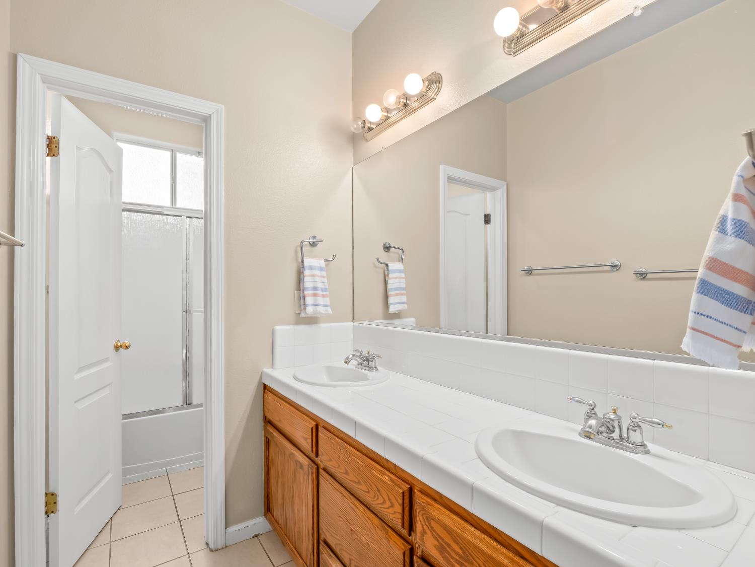 2887 E Christopher Dr, Fresno, CA 93720