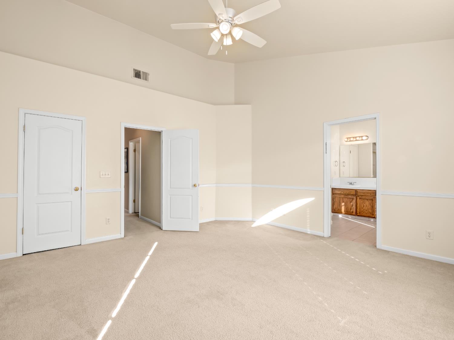 2887 E Christopher Dr, Fresno, CA 93720