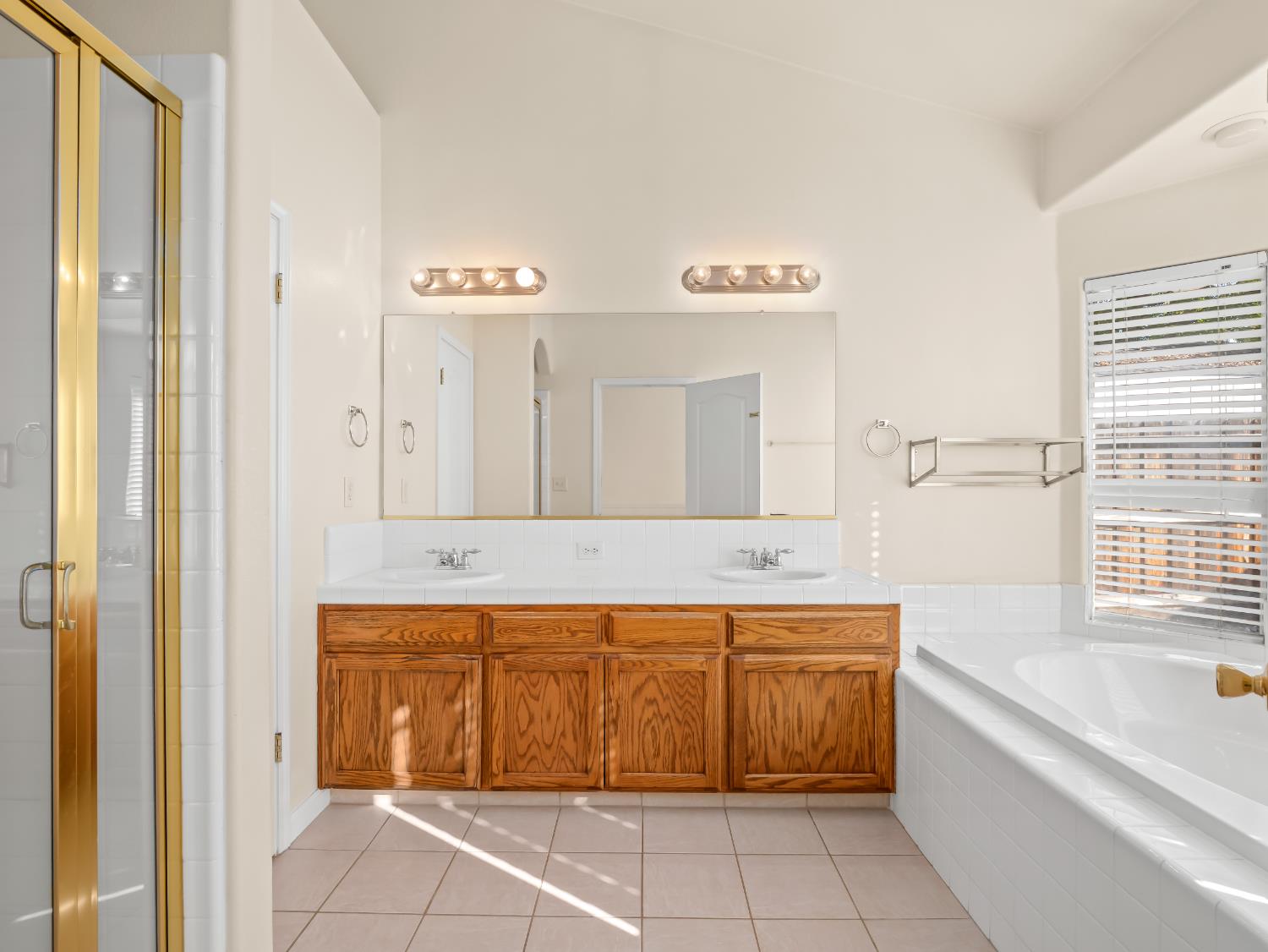 2887 E Christopher Dr, Fresno, CA 93720