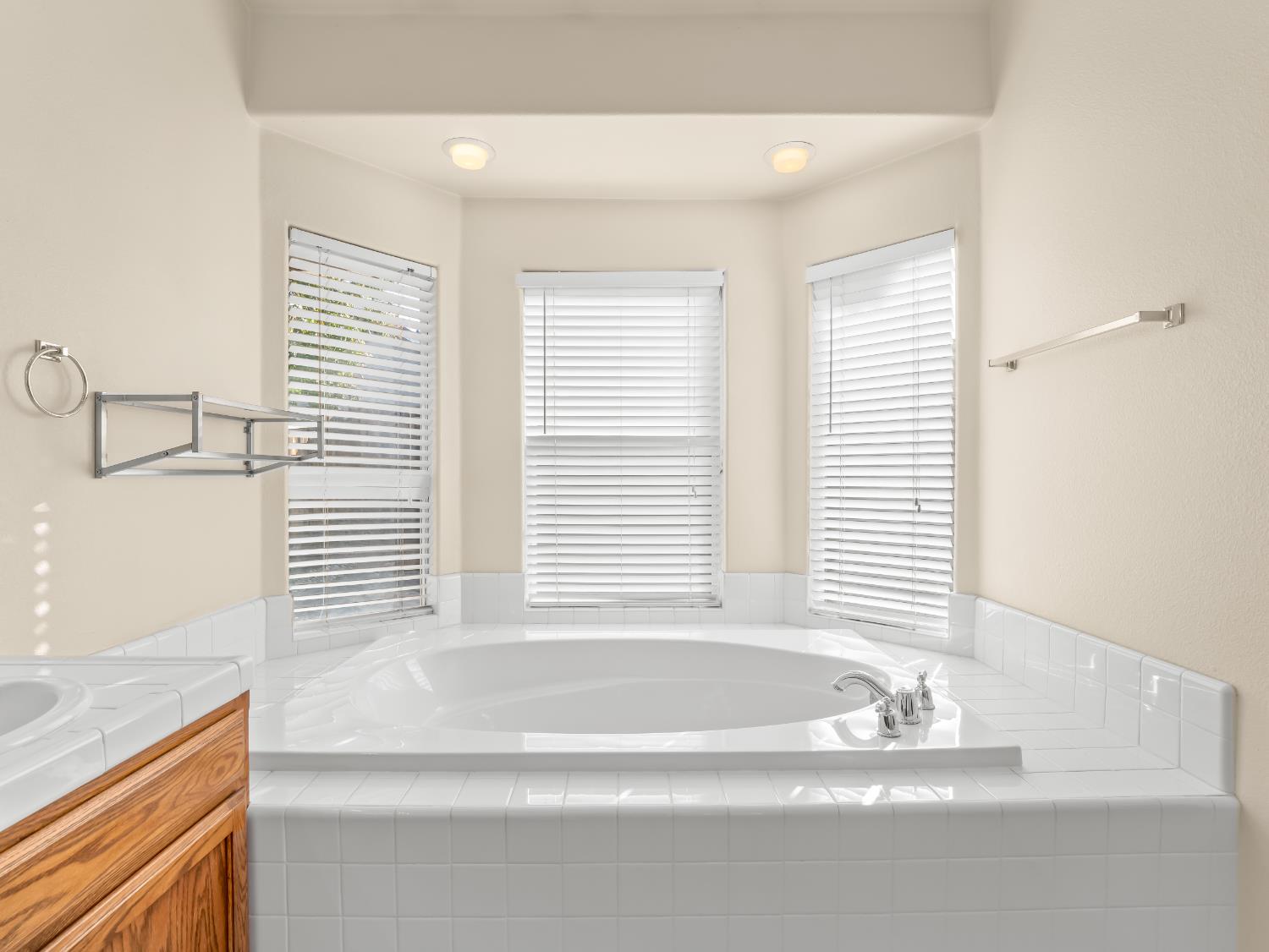 2887 E Christopher Dr, Fresno, CA 93720