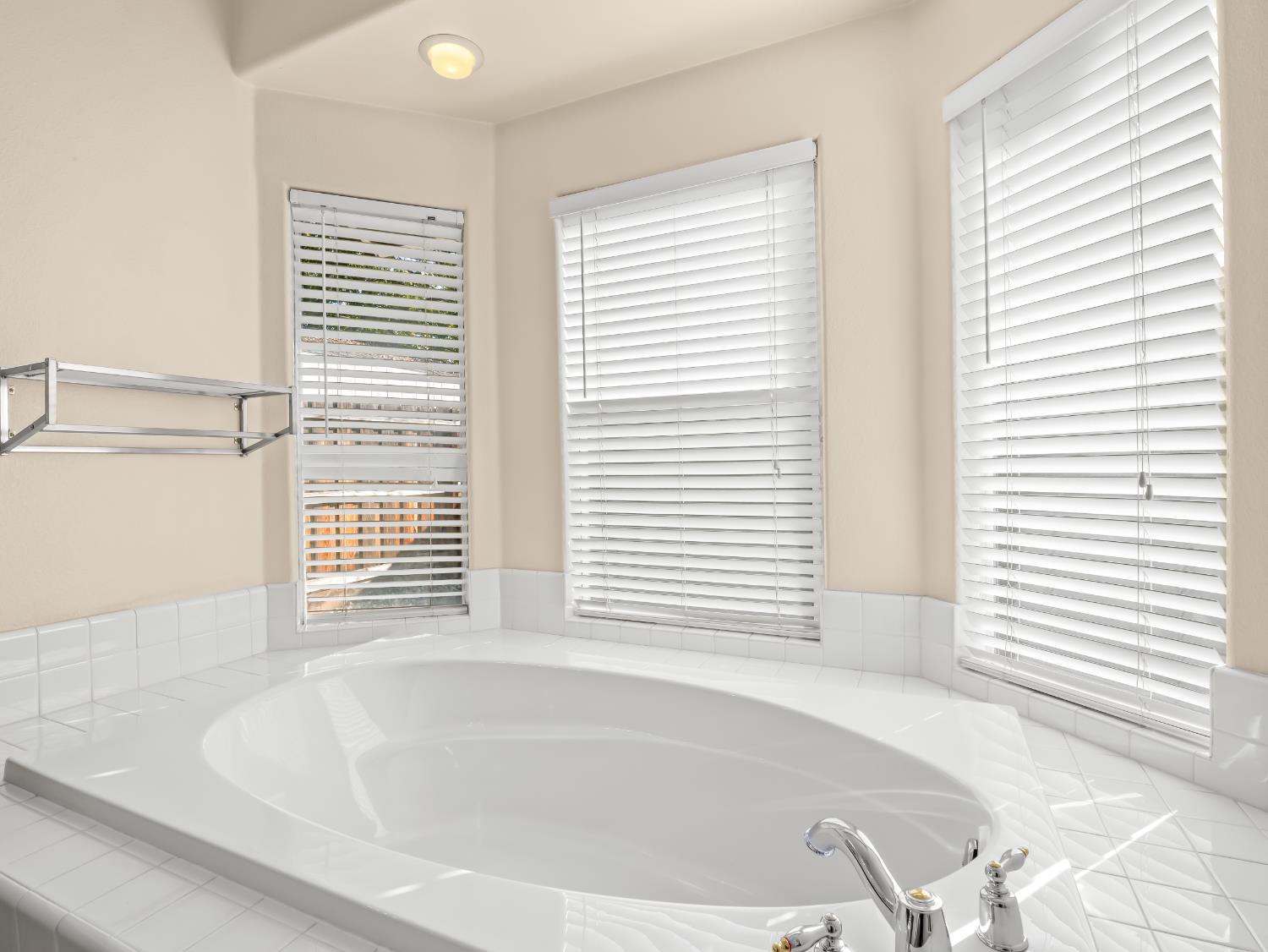 2887 E Christopher Dr, Fresno, CA 93720