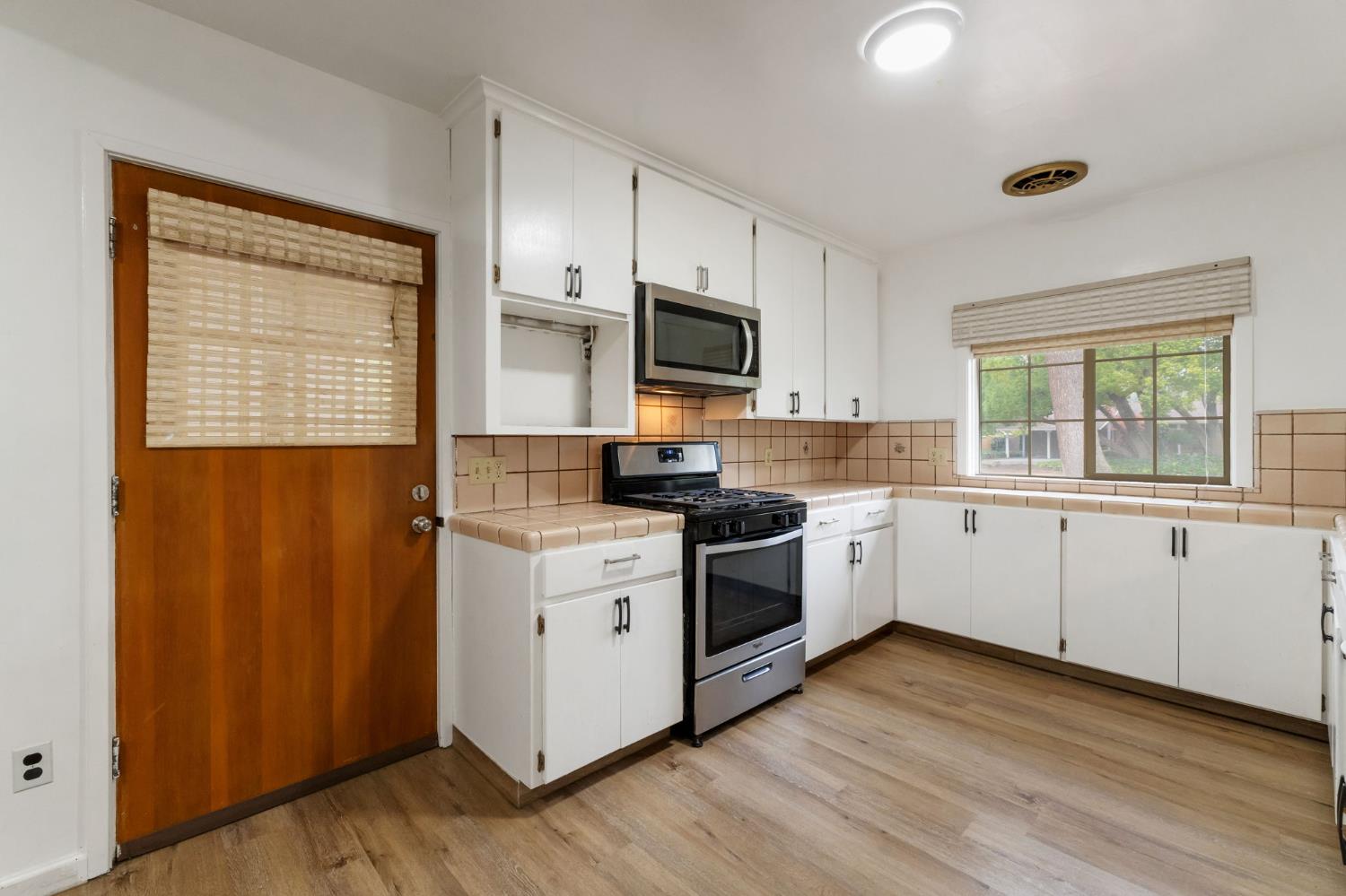 935 S Park Circle Dr, Fresno, CA 93727