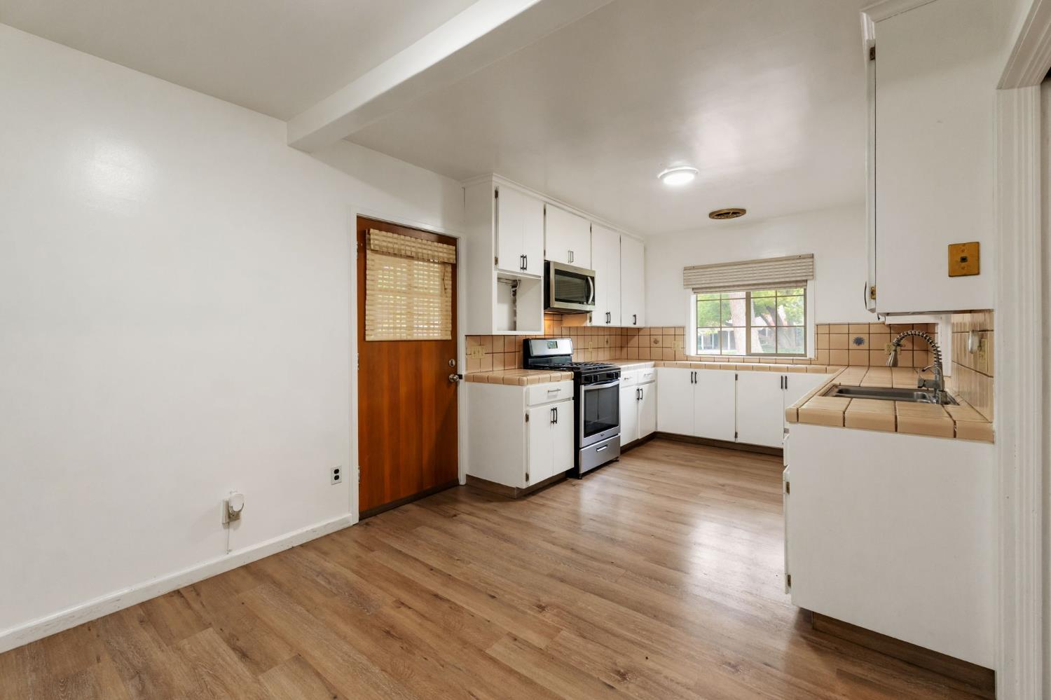 935 S Park Circle Dr, Fresno, CA 93727