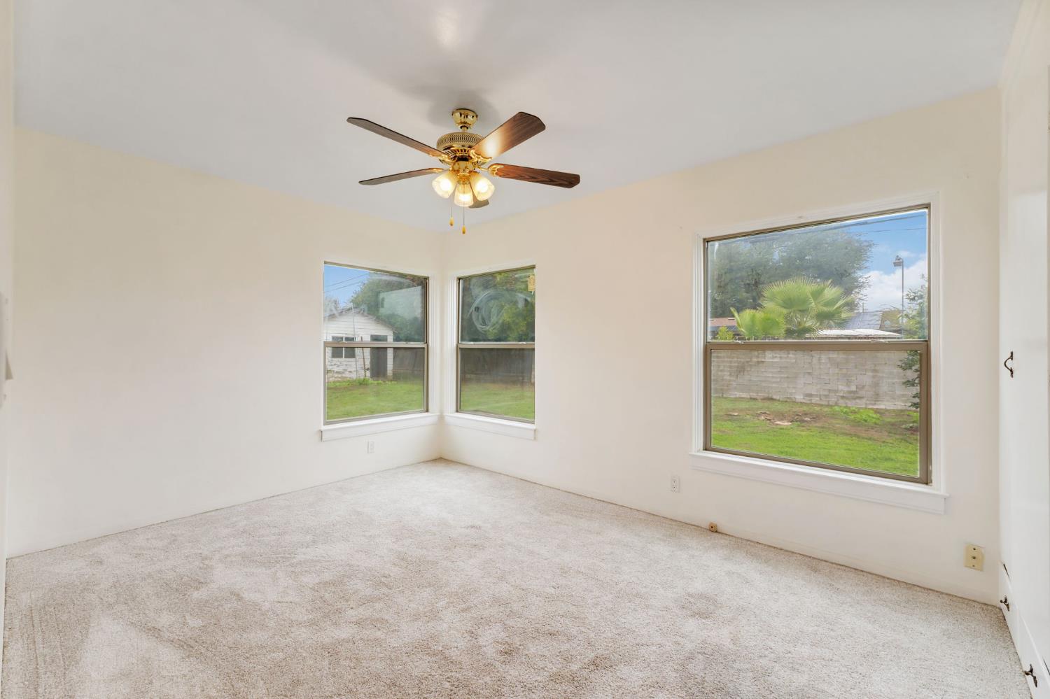 935 S Park Circle Dr, Fresno, CA 93727