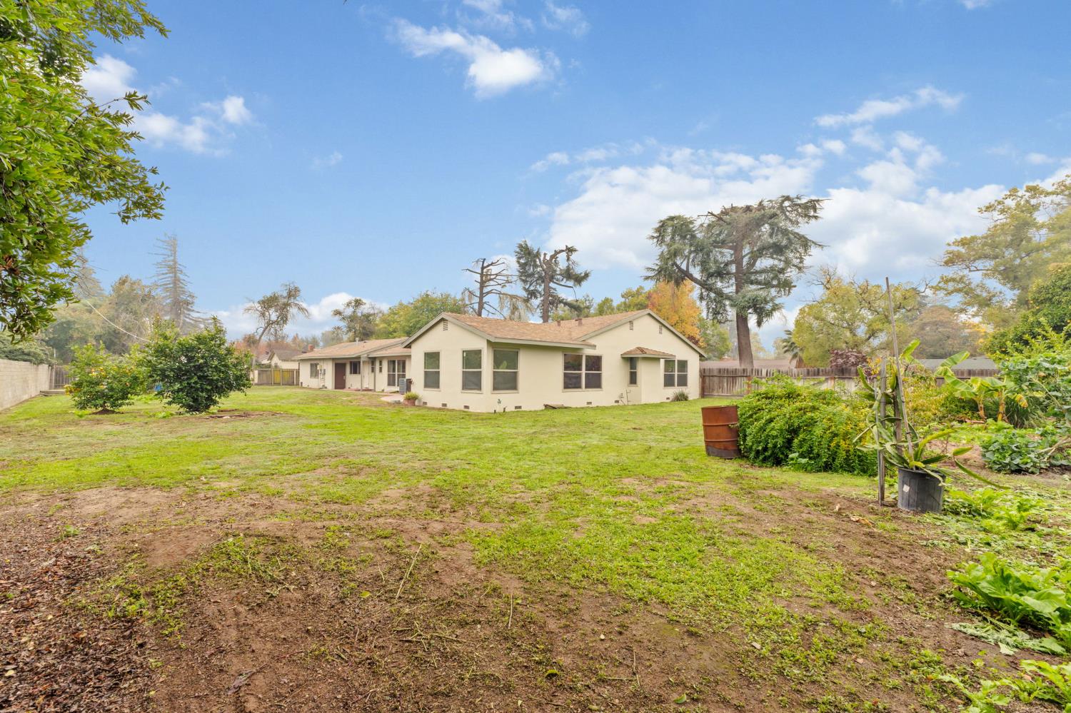 935 S Park Circle Dr, Fresno, CA 93727