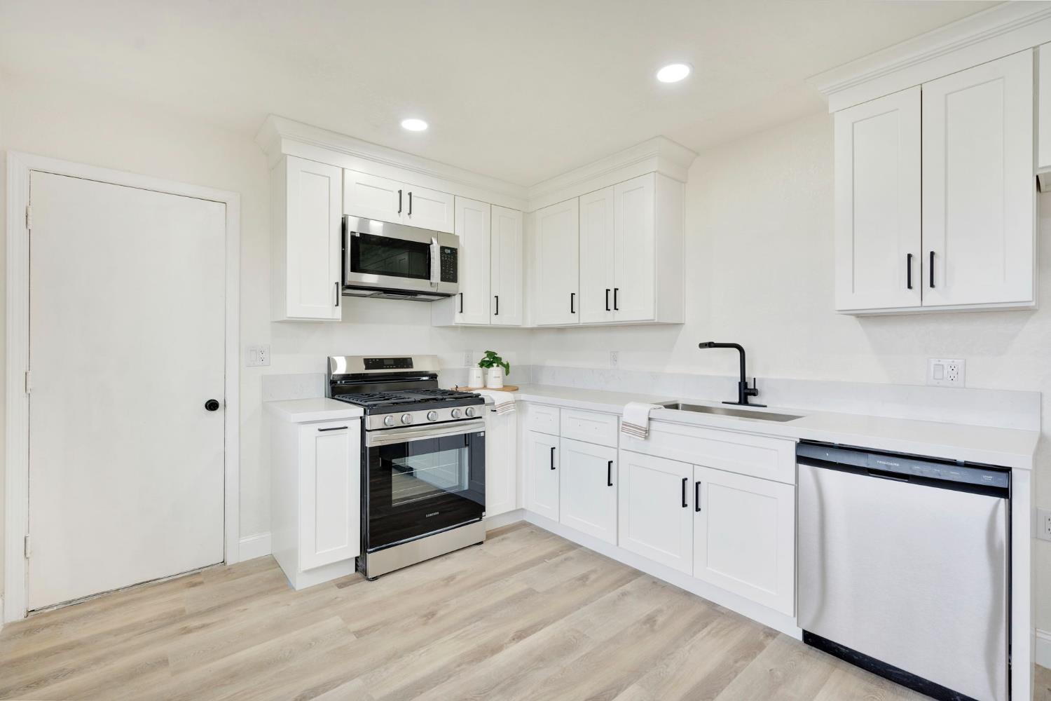 557 E Fantz Ave, Fresno, CA 93706