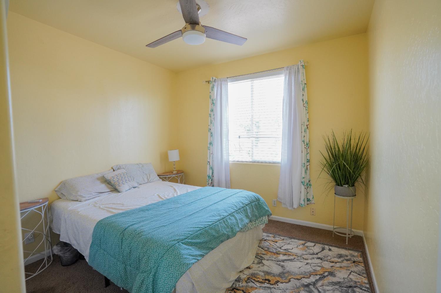 1976 N Belvedere Ave, Fresno, CA 93722