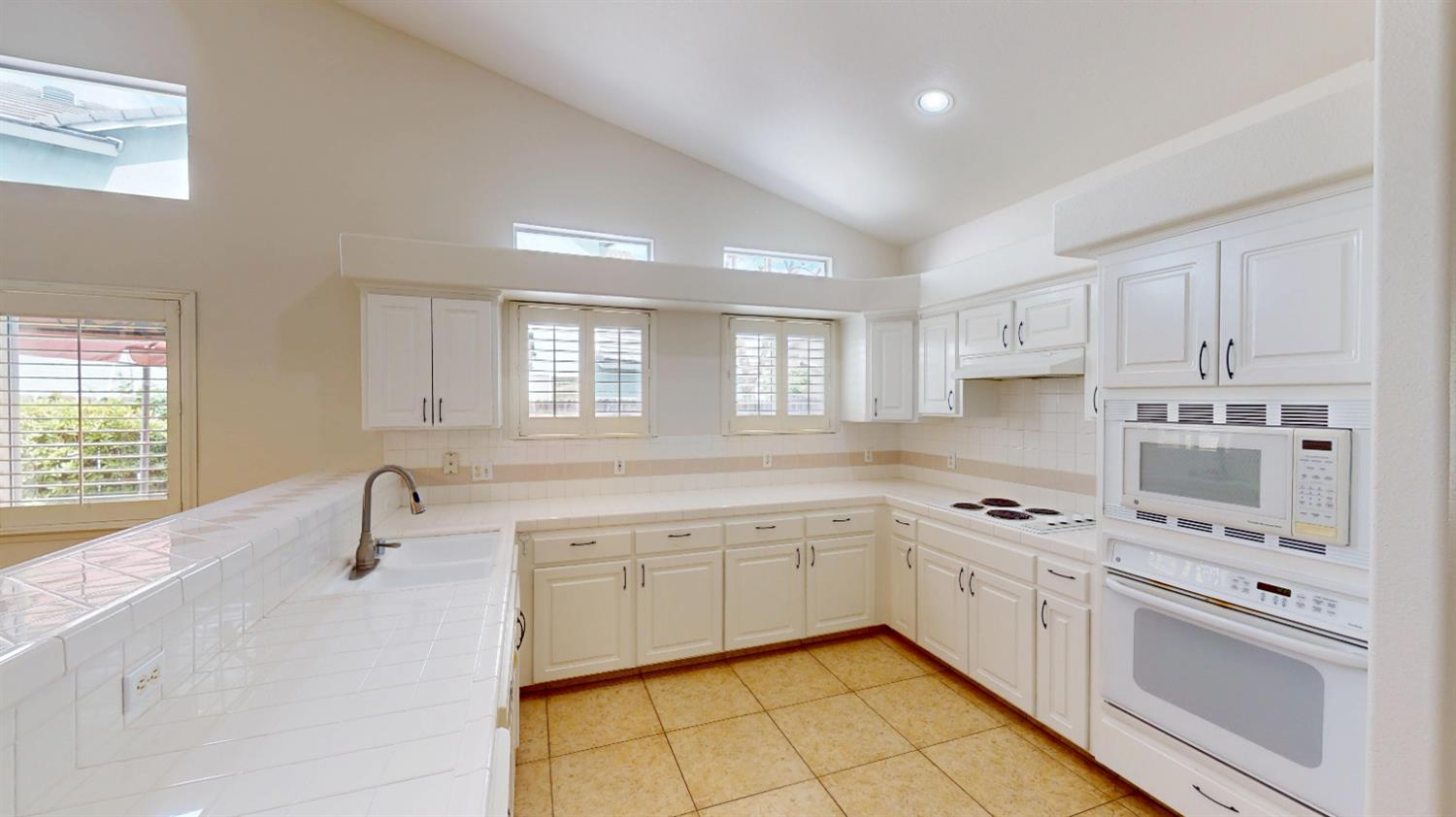 9821 N Sierra Vista Ave, Fresno, CA 93720