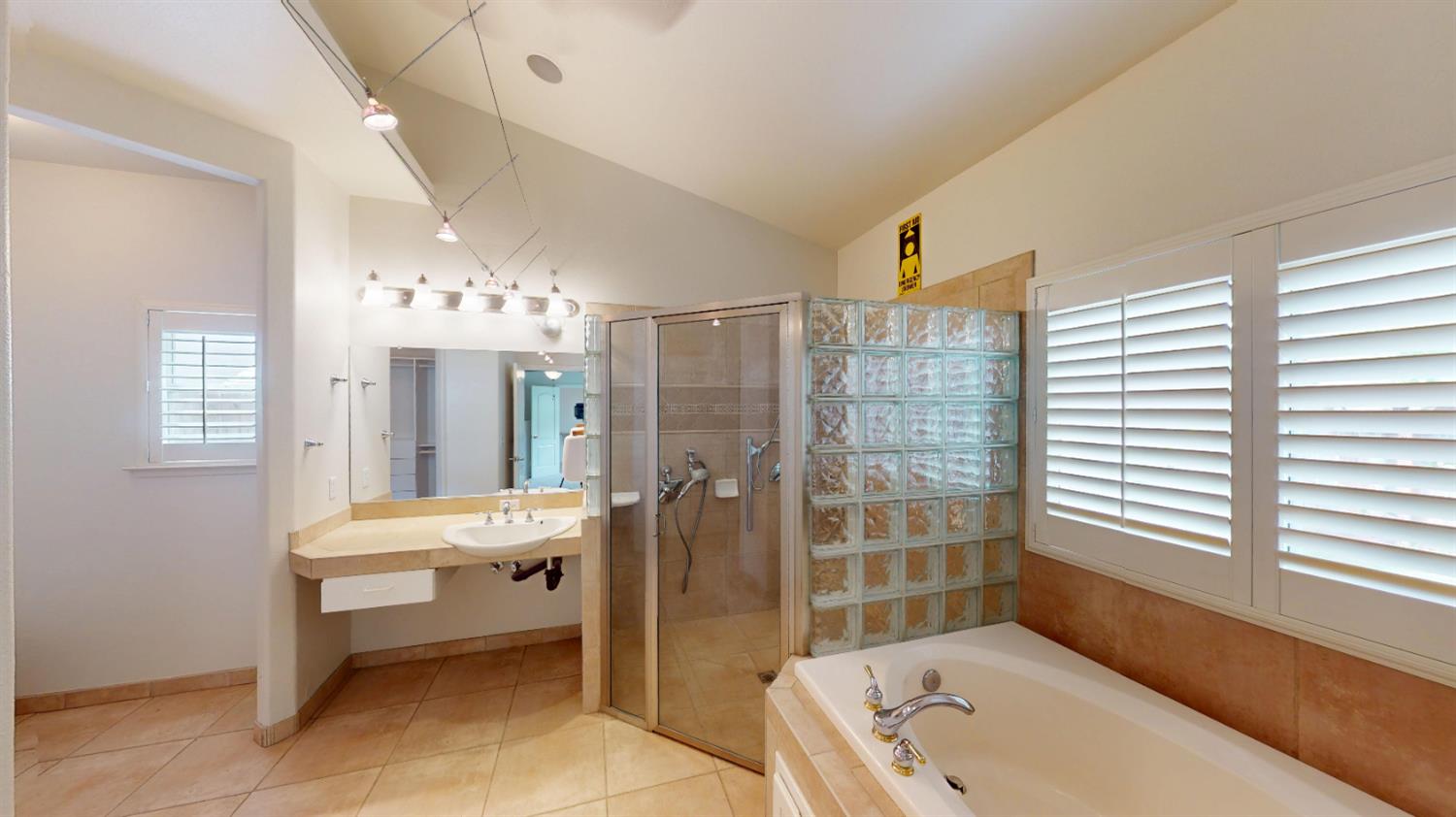 9821 N Sierra Vista Ave, Fresno, CA 93720