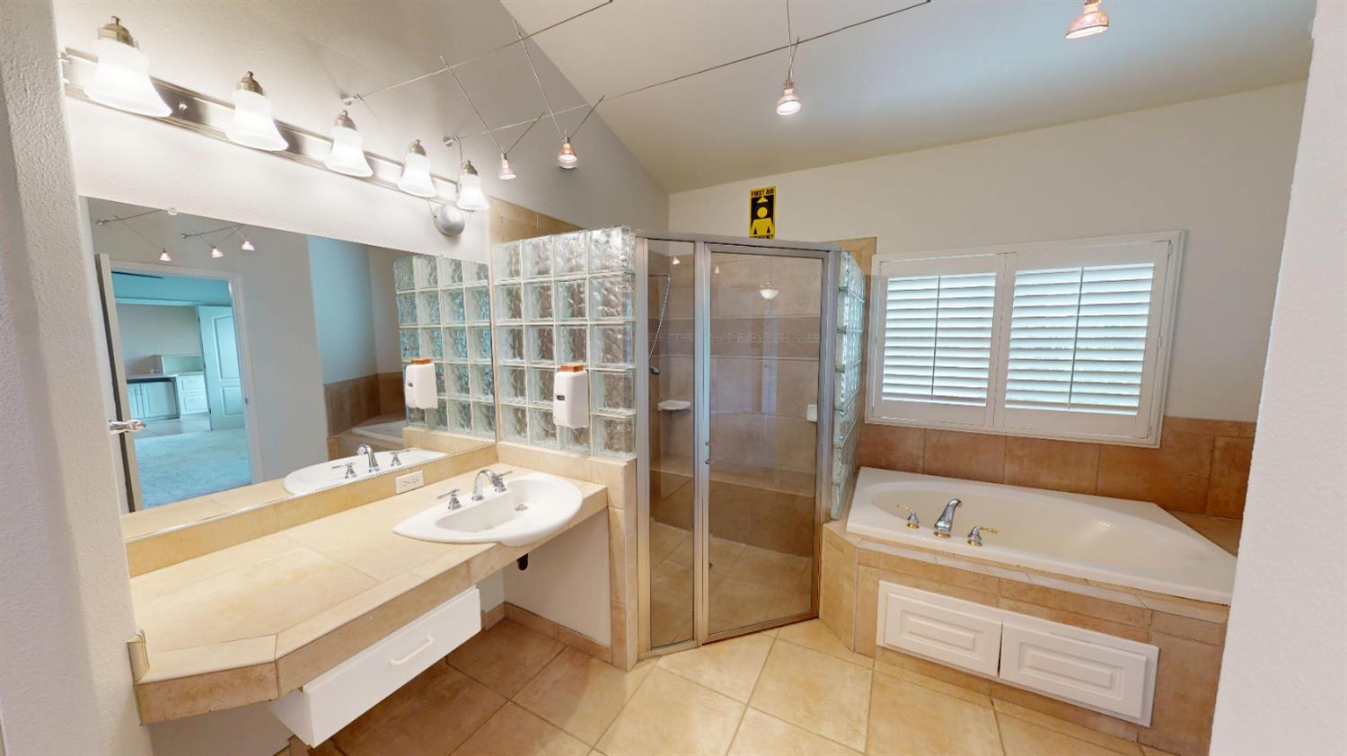 9821 N Sierra Vista Ave, Fresno, CA 93720