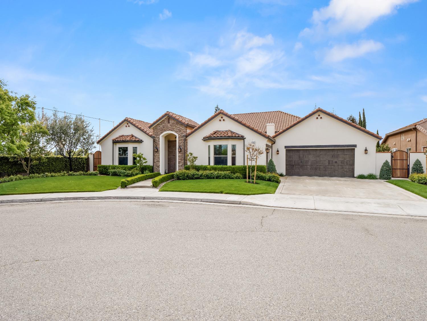 2567 E Sarazen Ave, Fresno, CA 93730