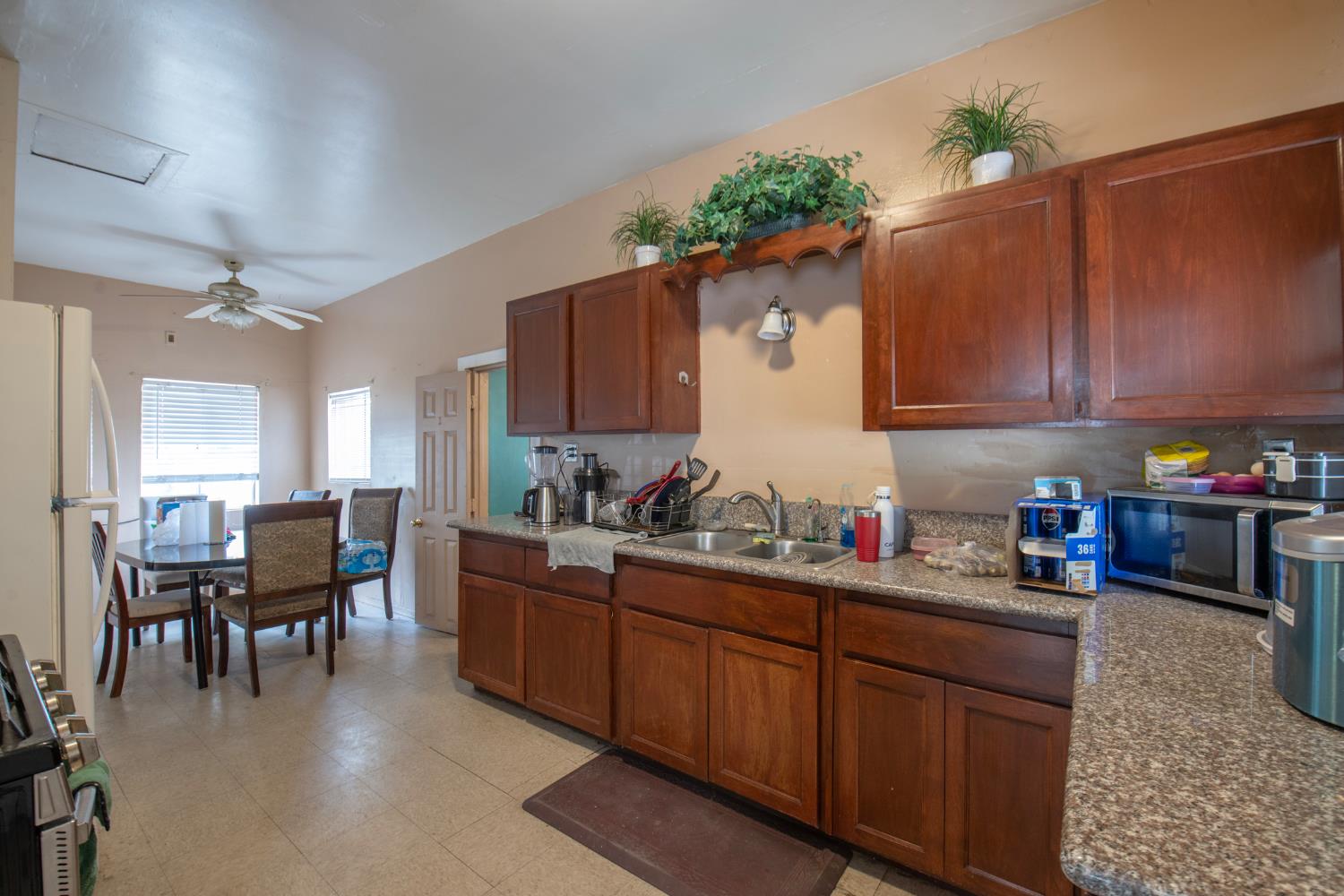 3829 E Iowa Ave, Fresno, CA 93702