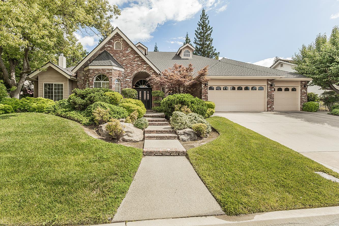 877 E Portsmouth Dr, Fresno, CA 93730