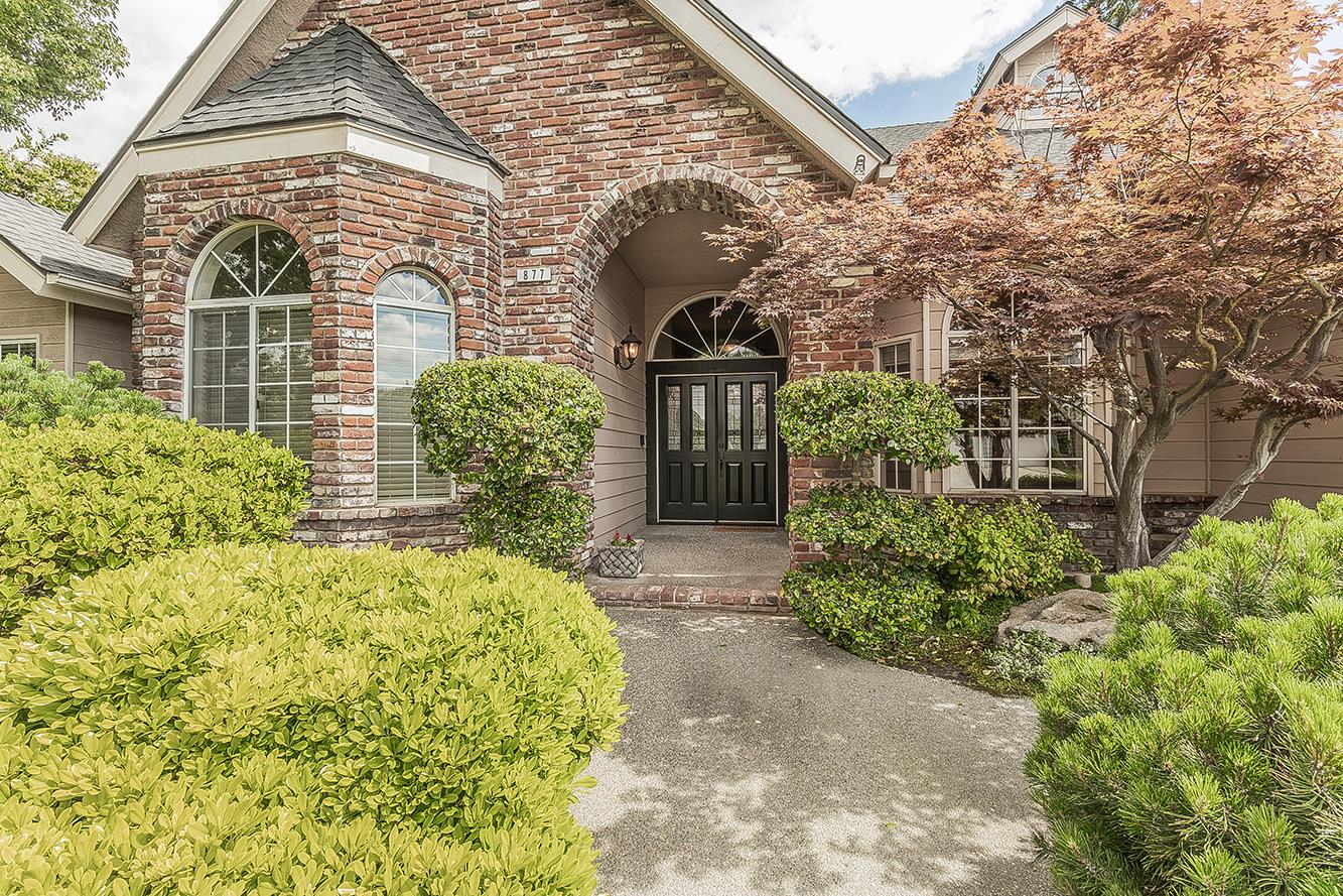 877 E Portsmouth Dr, Fresno, CA 93730