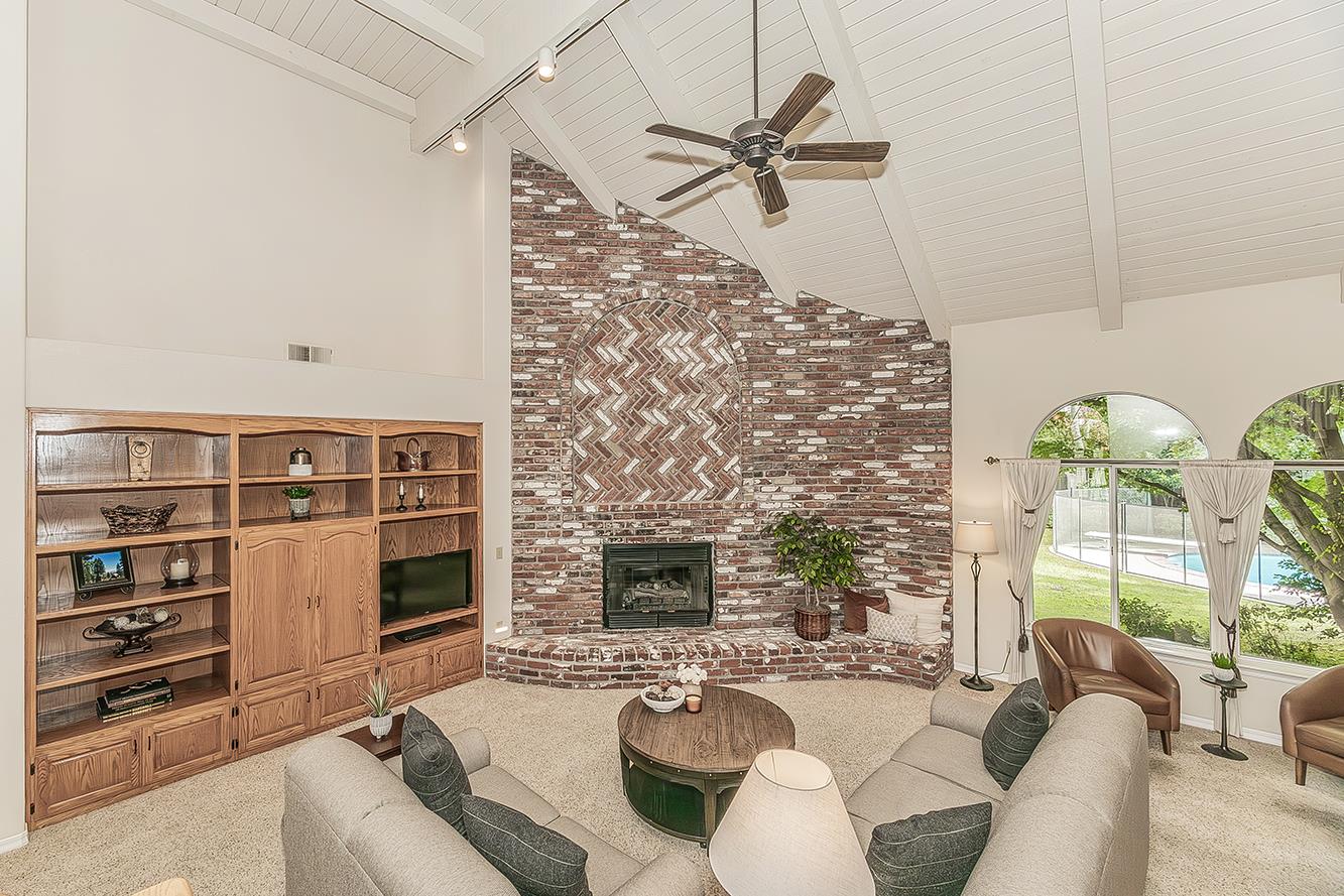 877 E Portsmouth Dr, Fresno, CA 93730