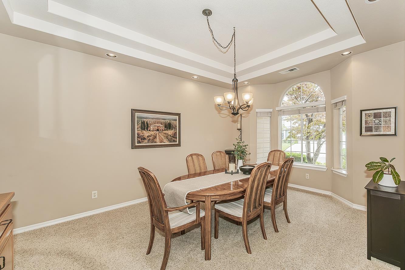 877 E Portsmouth Dr, Fresno, CA 93730
