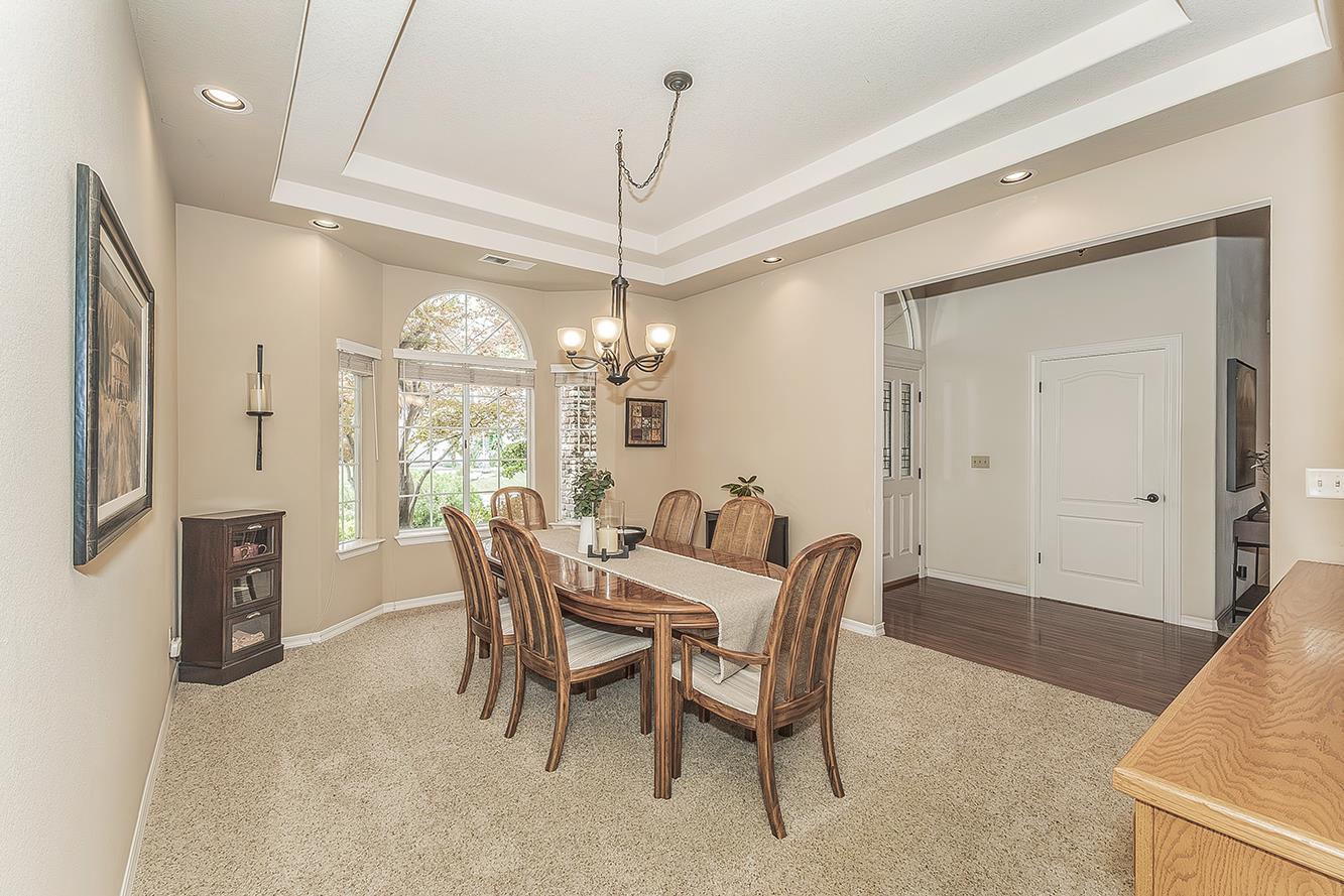 877 E Portsmouth Dr, Fresno, CA 93730
