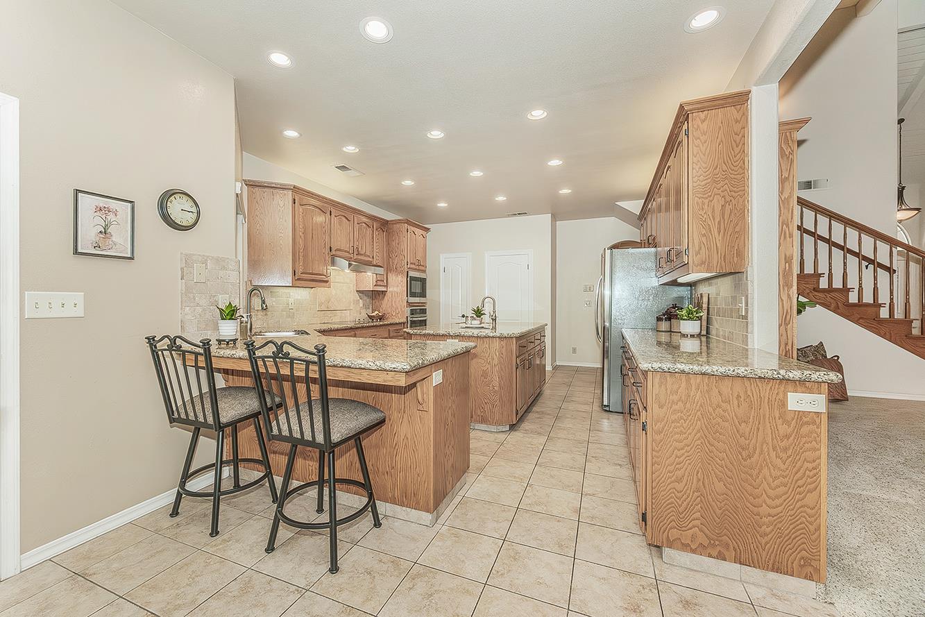 877 E Portsmouth Dr, Fresno, CA 93730