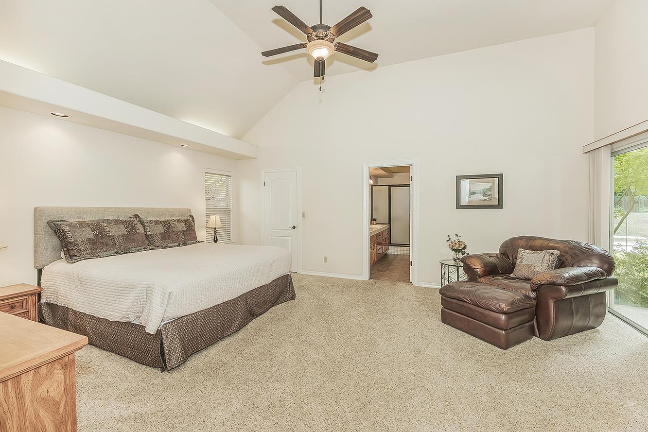 877 E Portsmouth Dr, Fresno, CA 93730