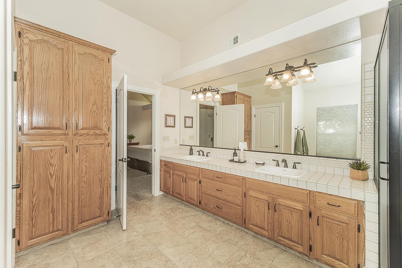 877 E Portsmouth Dr, Fresno, CA 93730