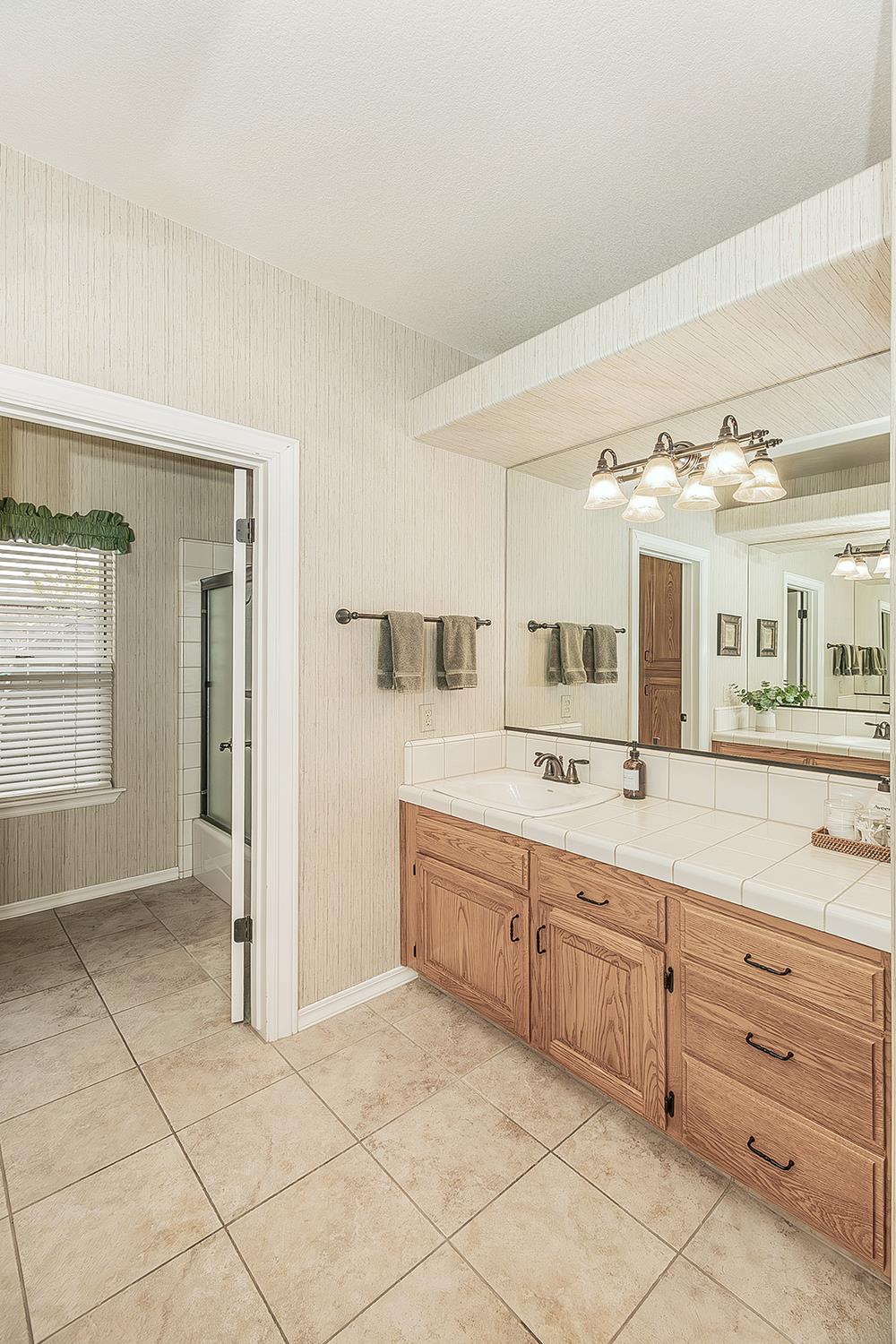 877 E Portsmouth Dr, Fresno, CA 93730
