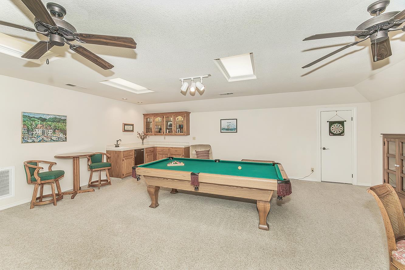877 E Portsmouth Dr, Fresno, CA 93730