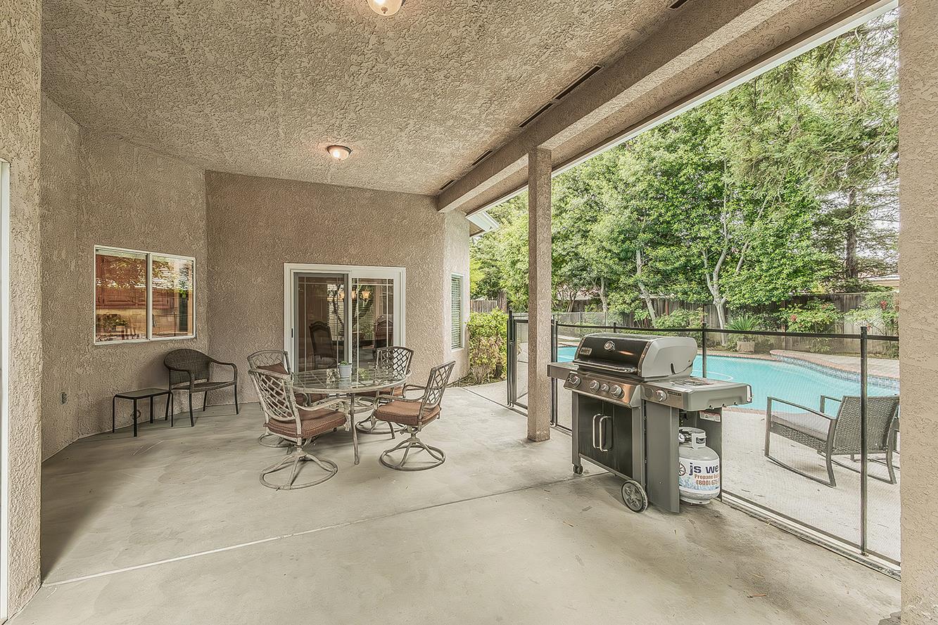 877 E Portsmouth Dr, Fresno, CA 93730