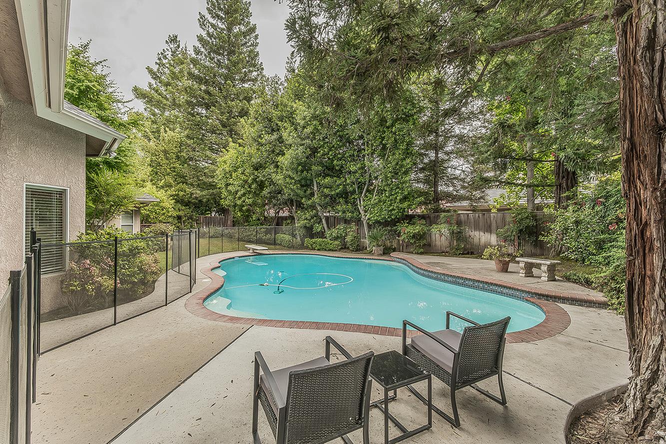 877 E Portsmouth Dr, Fresno, CA 93730