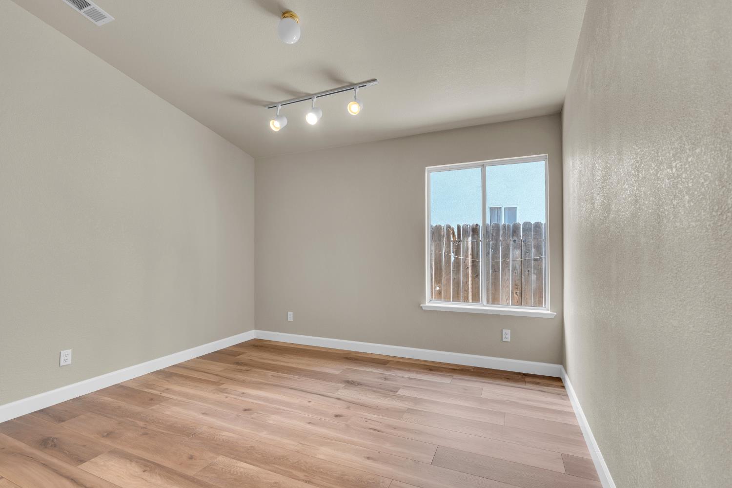 8335 N Barton Ave, Fresno, CA 93720