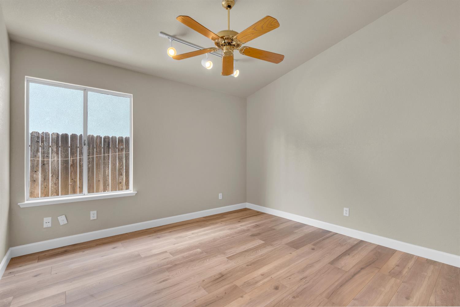 8335 N Barton Ave, Fresno, CA 93720