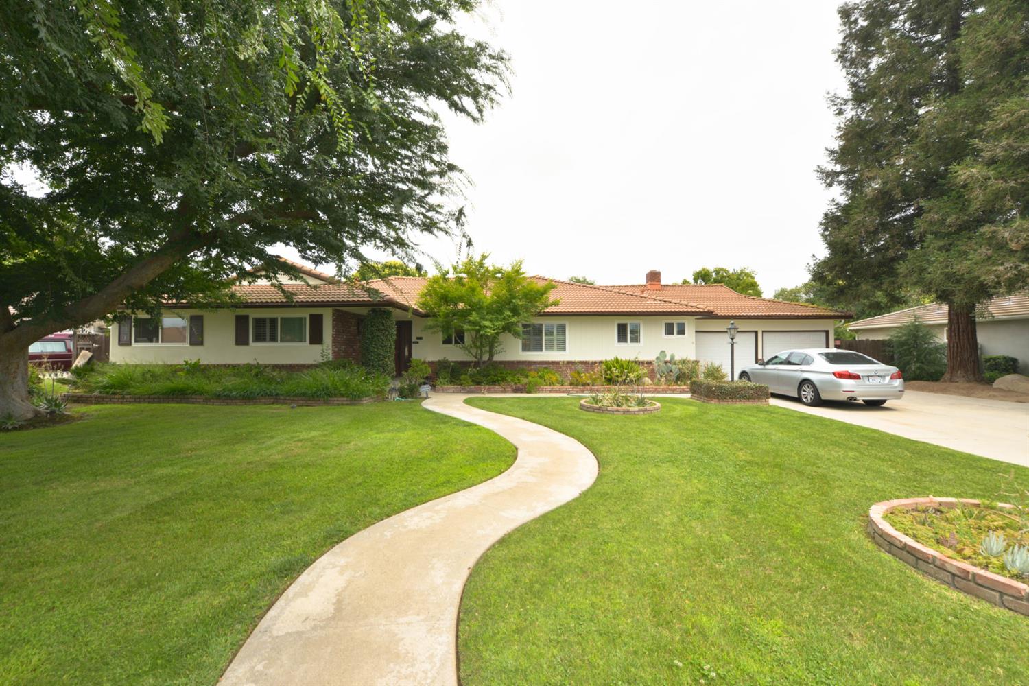 1636 W Vartikian Ave, Fresno, CA 93711