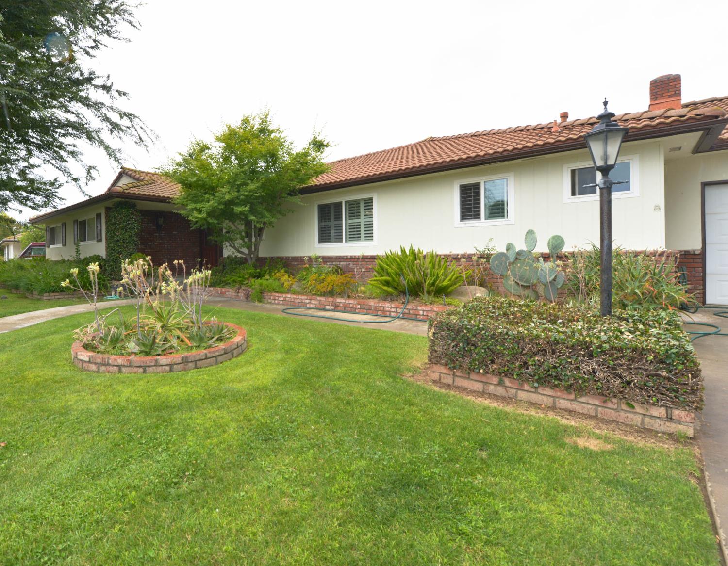 1636 W Vartikian Ave, Fresno, CA 93711