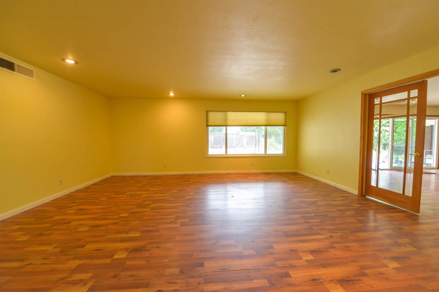 1636 W Vartikian Ave, Fresno, CA 93711