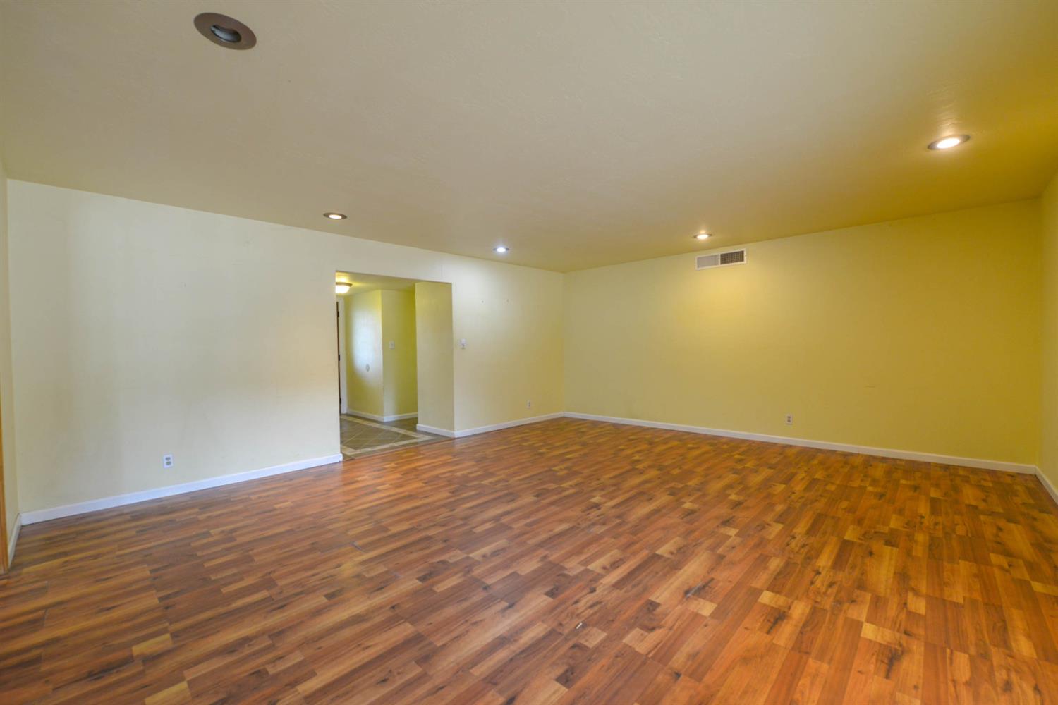 1636 W Vartikian Ave, Fresno, CA 93711