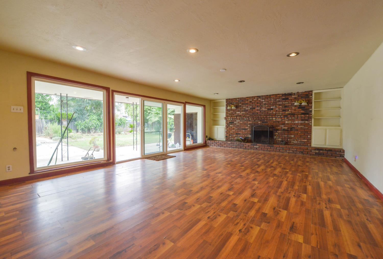 1636 W Vartikian Ave, Fresno, CA 93711