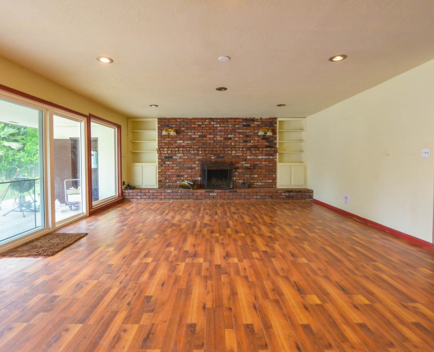 1636 W Vartikian Ave, Fresno, CA 93711