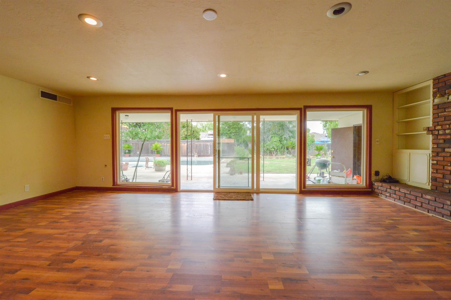 1636 W Vartikian Ave, Fresno, CA 93711