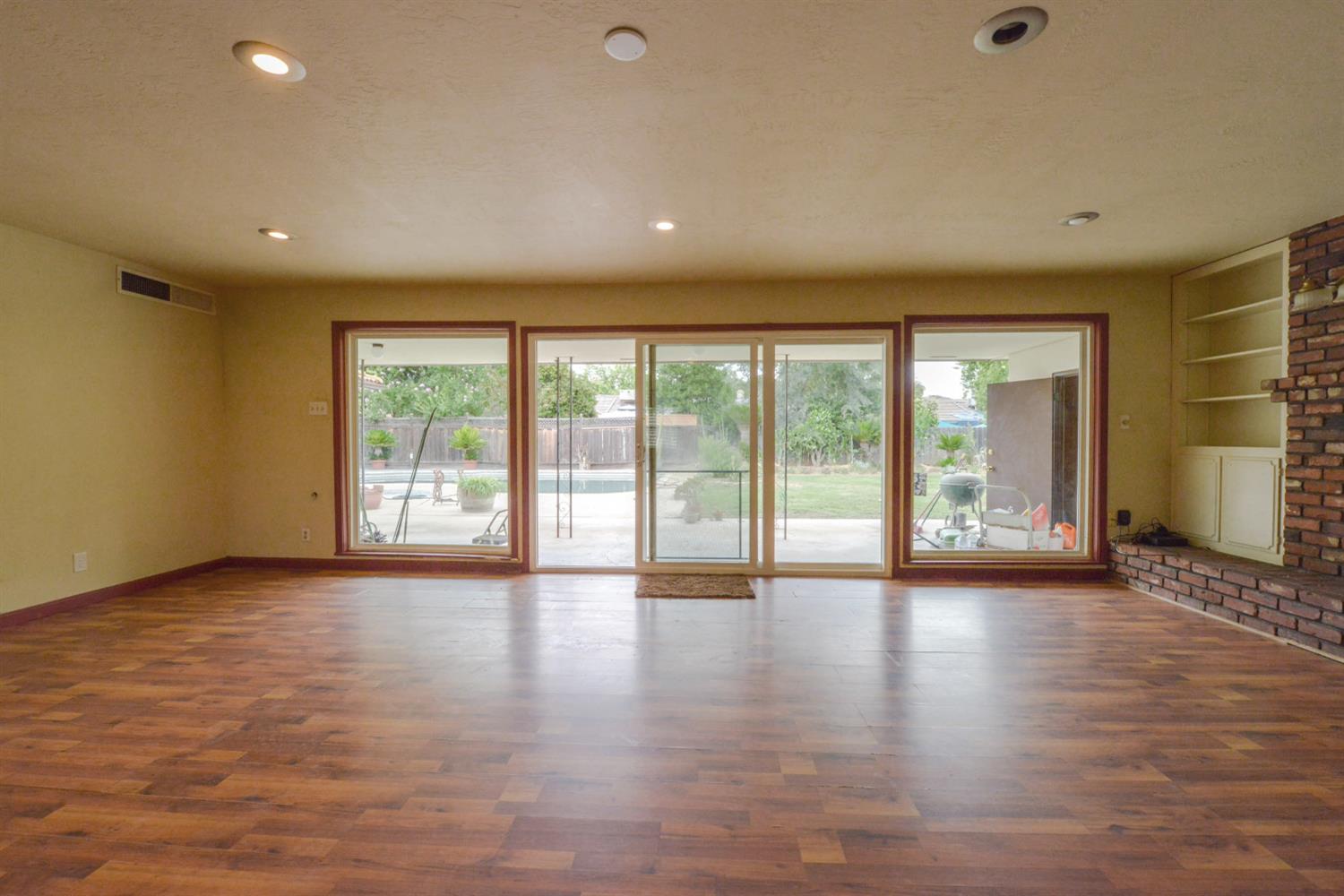 1636 W Vartikian Ave, Fresno, CA 93711